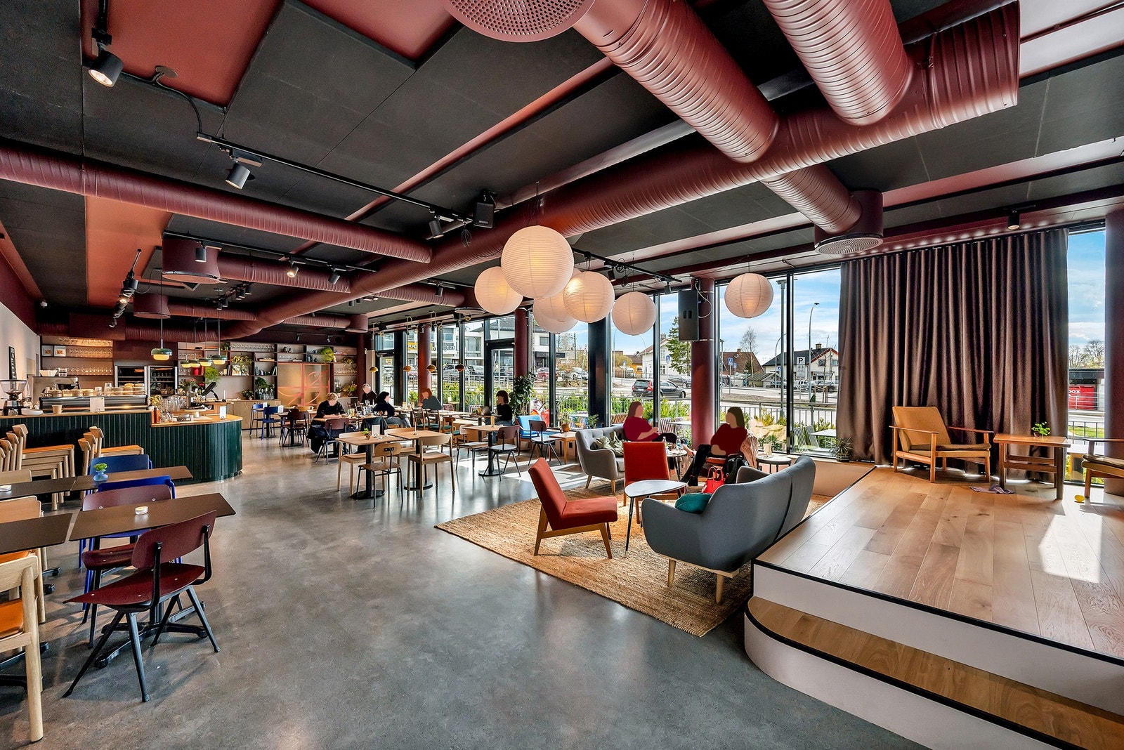 Østensjø havn på Oppsal senter. Her er det bla. uteservering, og i tillegg får du god kaffe, matservering og tidvis er det live musikk og quiz. Galleribilde