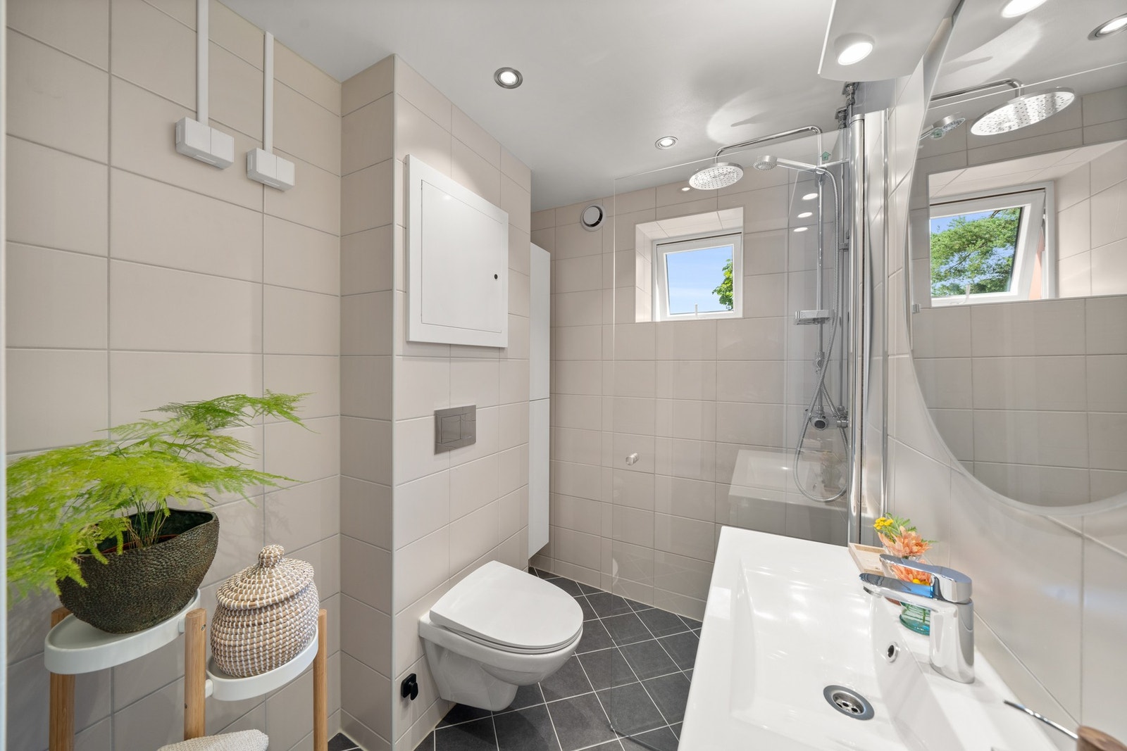 Det lekre og romslige badet ble totalrehabilitert i regi av borettslaget i 2017 og har flislagte overflater, termostatstyrt gulvvarme og downlights. Galleribilde