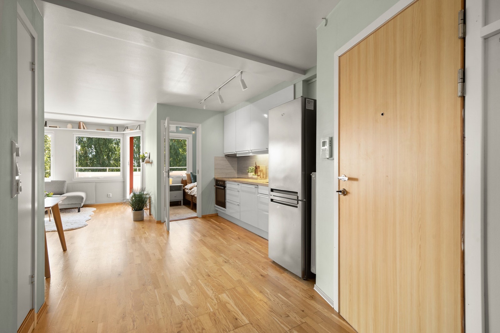 Kjøkkenet fra 2010 har innredning med hvite fronter, benkeplate i laminat og nedfelt kum i rustfritt stål. Galleribilde