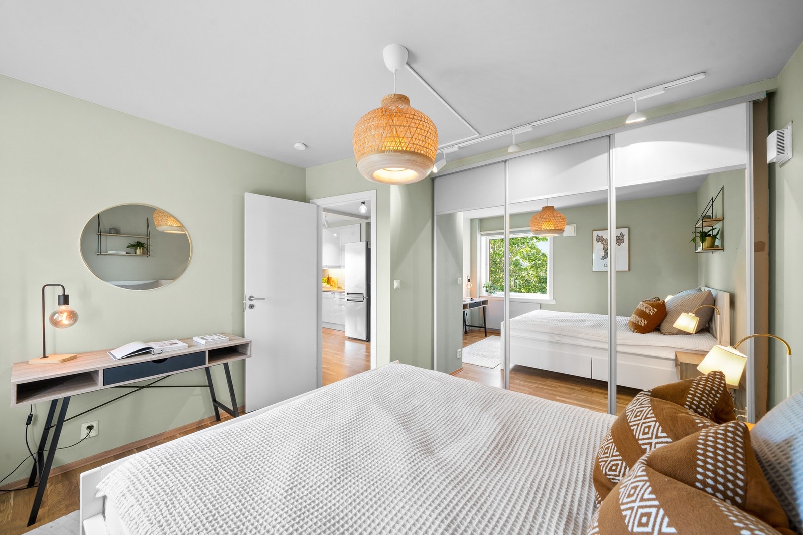 På hovedsoverommet er det god plass til stor dobbeltseng, det er montert skyvedørsgarderobe med speilfronter langs den ene veggen. Galleribilde