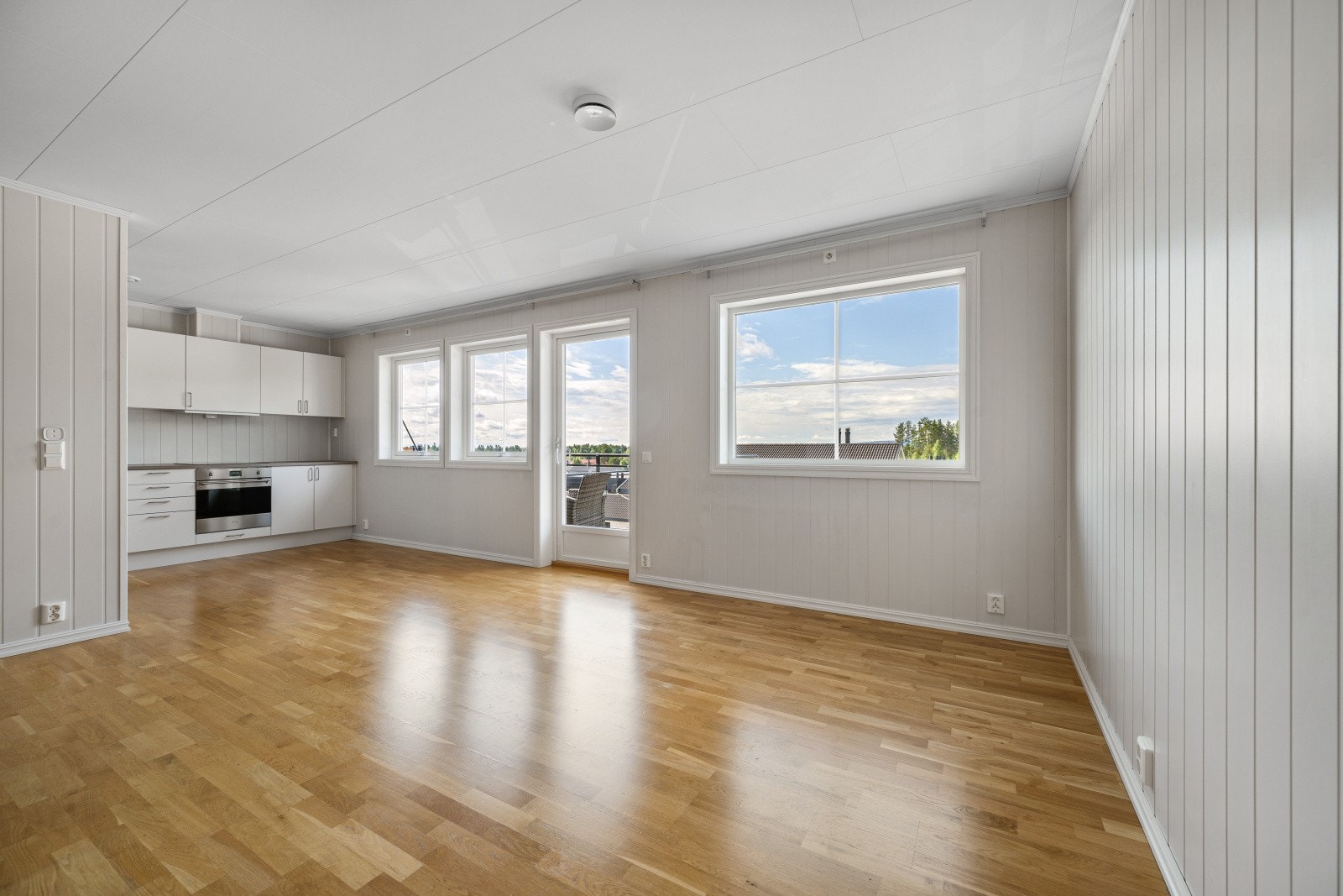 Romslig stue med plass til å møblere med sofagruppe, tv-møblement og spisebord. Galleribilde