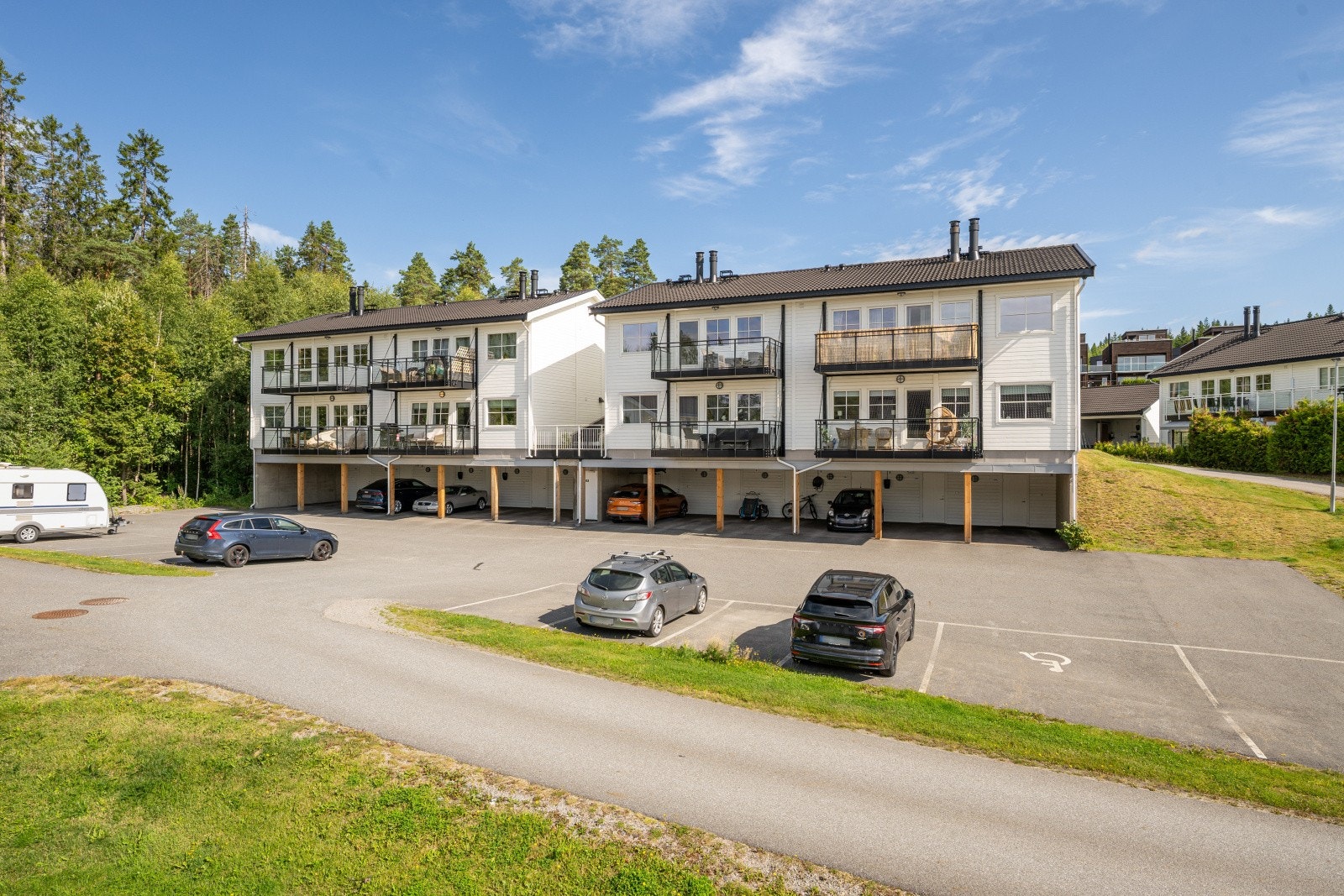 Rikelig med gjesteparkering. Galleribilde