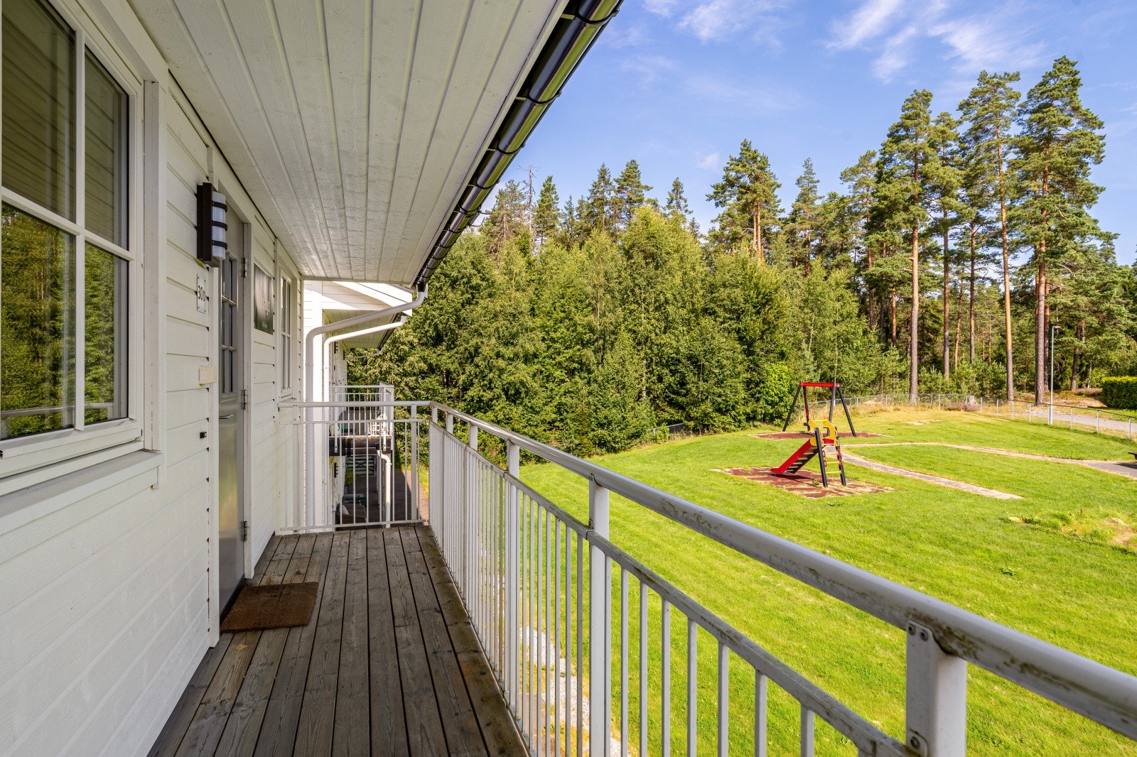 Leiligheten ligger i 2.etasje og med kort vei til turområder samt. lekeapparater for barn. Galleribilde