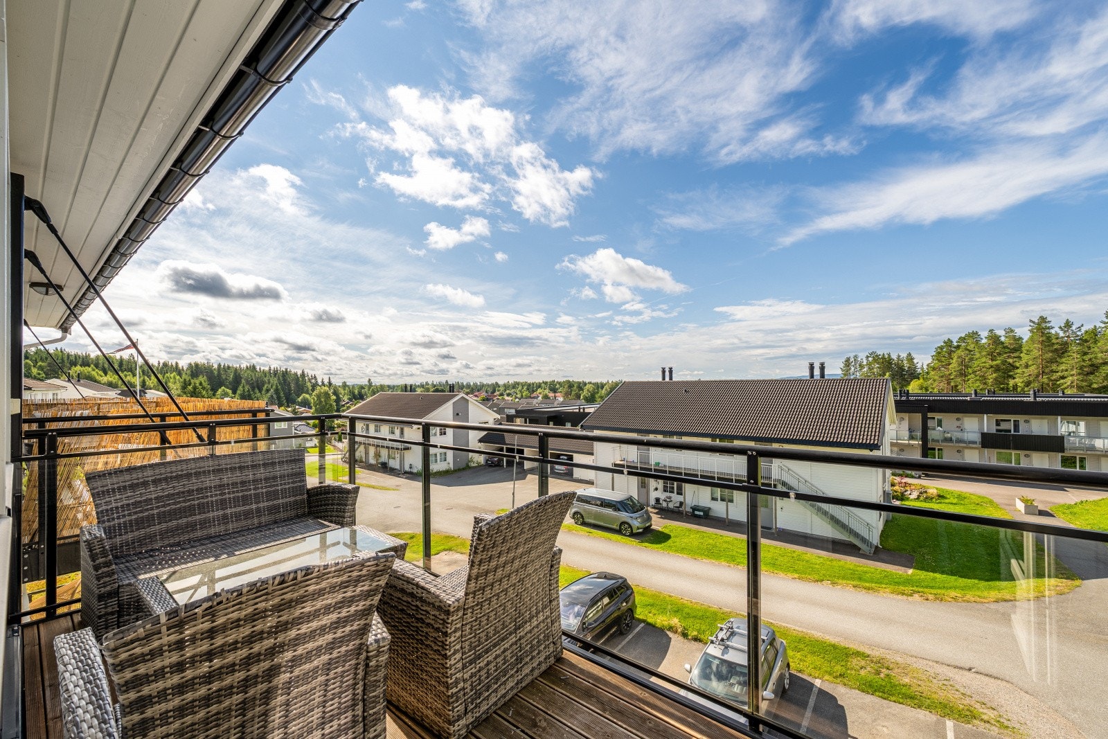Utgang til en stor solrik balkong på ca. 7 kvm. Galleribilde