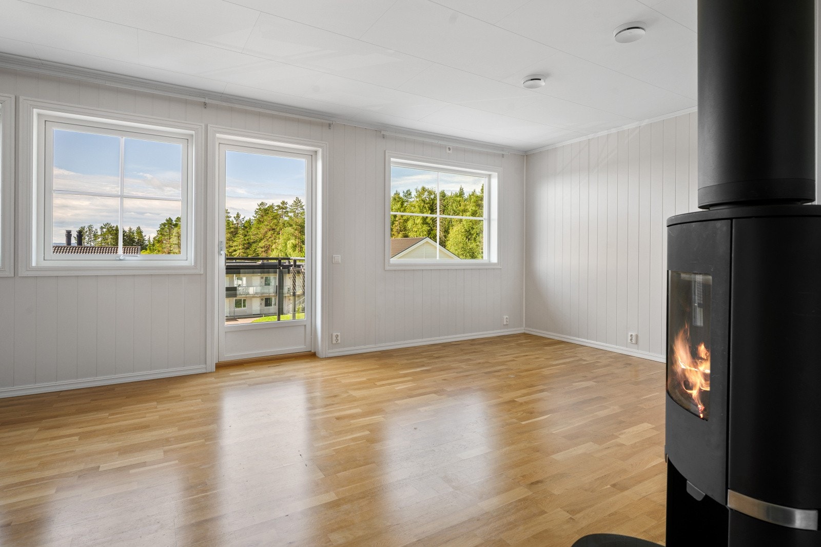Store vindusflater gir rikelig med lysinnslipp og gode solforhold. Galleribilde