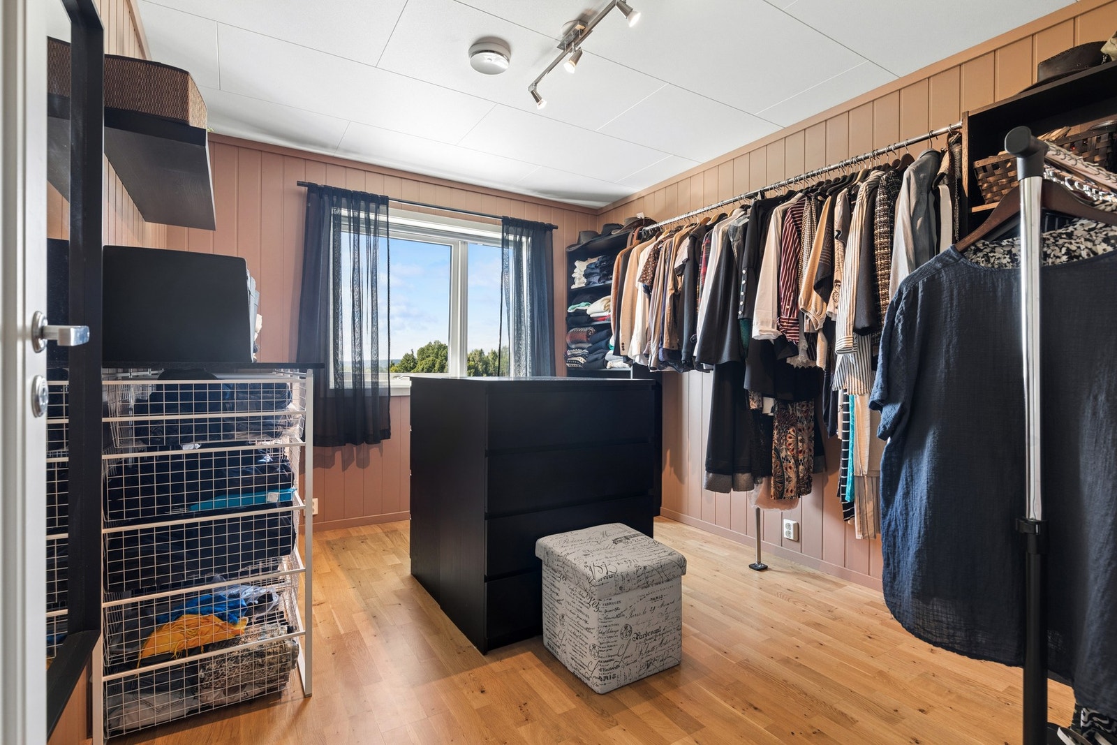 Soverom 2 har gode oppbevaringsmuligheter og plass til garderobeløsning. Galleribilde