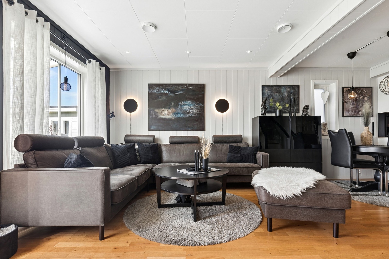 Lys og hyggelig stue med god plass til sofagruppe og spisebord. Galleribilde