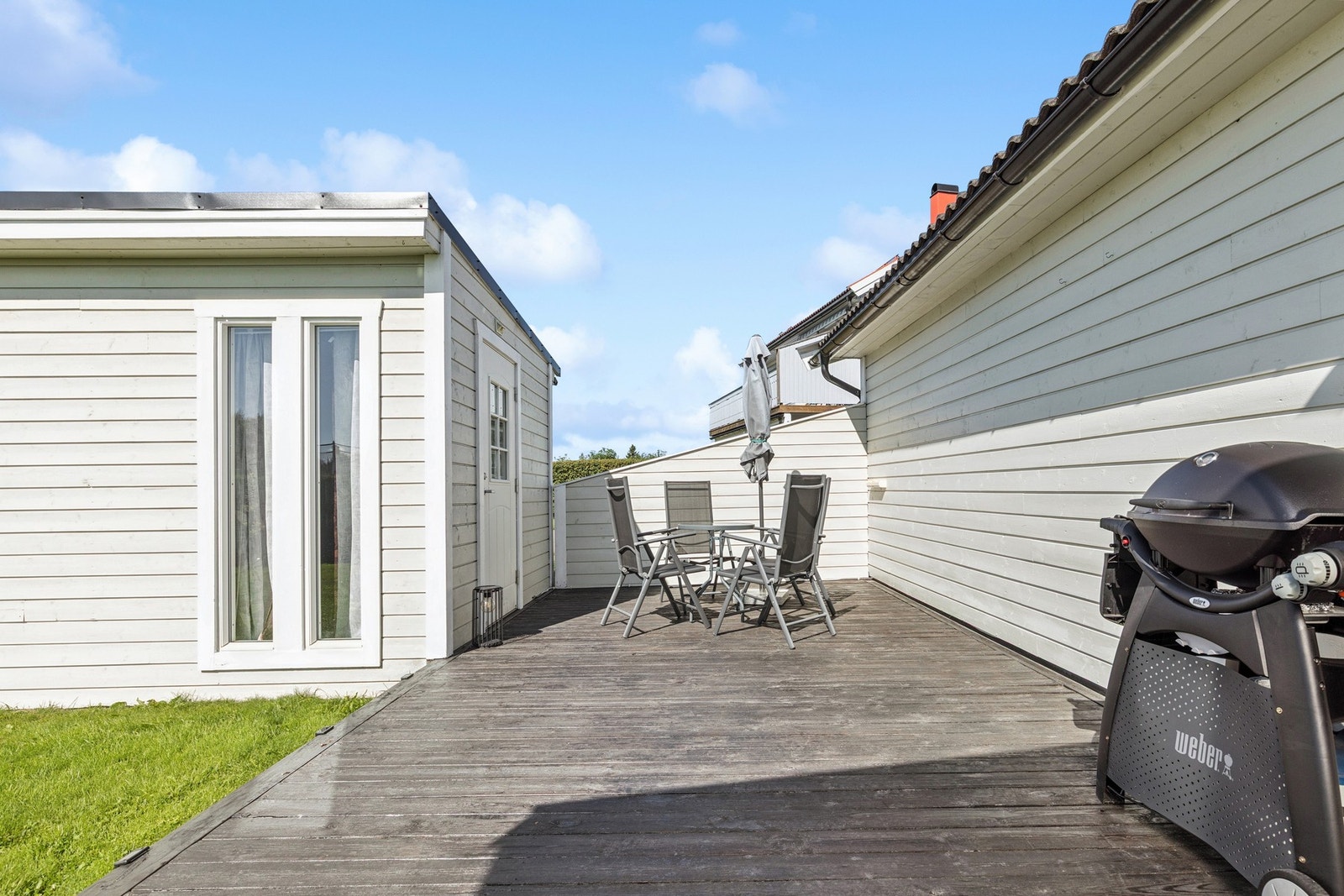 Innbydende uteplass med takoverbygg som forlenger utesesongen og gir rom for både spise- og sittegruppe. Galleribilde