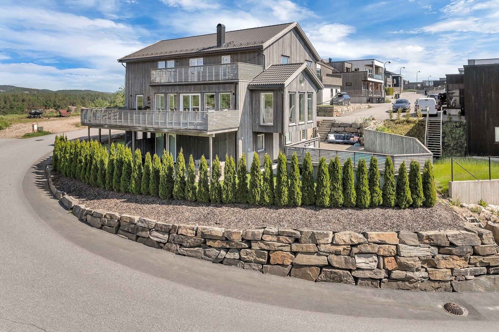 Om du drømmer om en spektakulær, storslått villa med gunstige leieinntekter, høy standard og en størrelse man sjeldent ser maken til - da bør du sjekke ut denne! Galleribilde