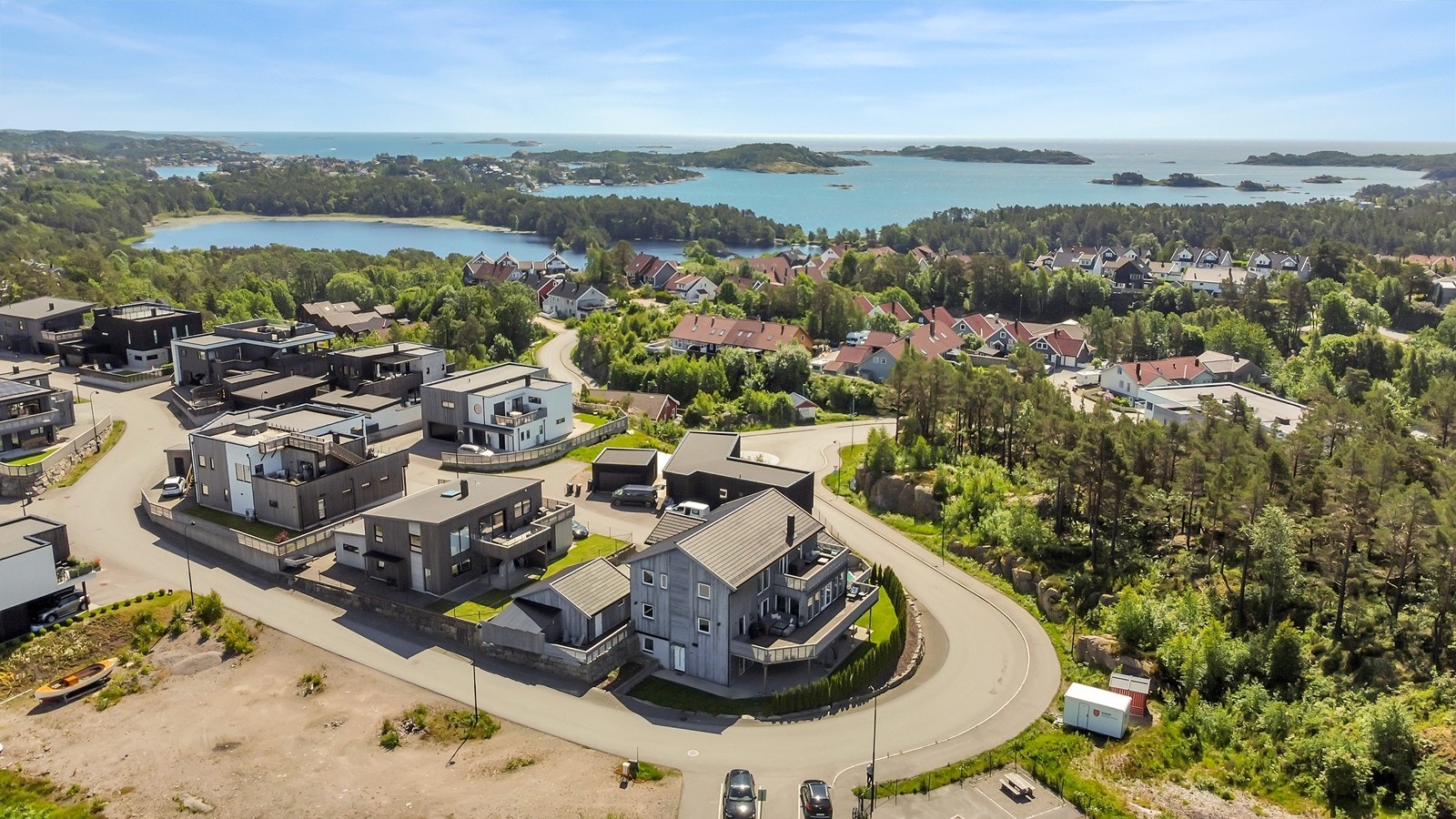 Boligen har to innredede hybler som i dag leies ut og gir gode leieinntekter. Kjøper oppfordres til å sette seg inn i offentlig godkjenning av dagens planløsning. Galleribilde