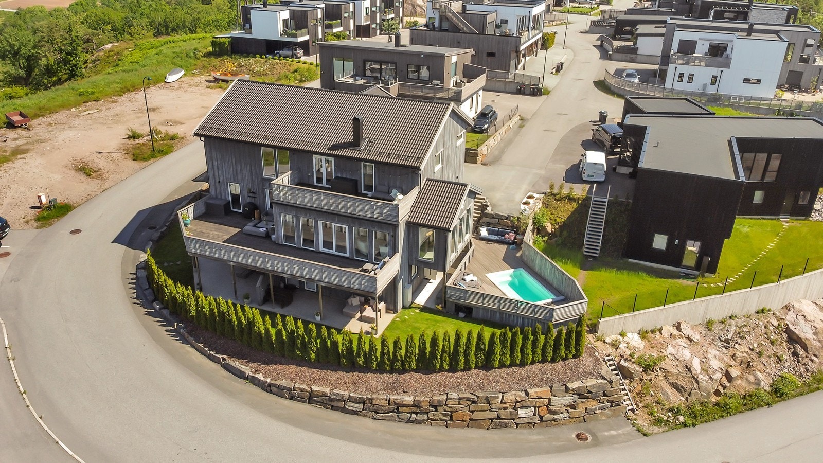 En spektakulær villa i et nyere etablert nabolag. Denne villaen er fordelt på 3 etasjer og er over 400 kvm BRA! Galleribilde