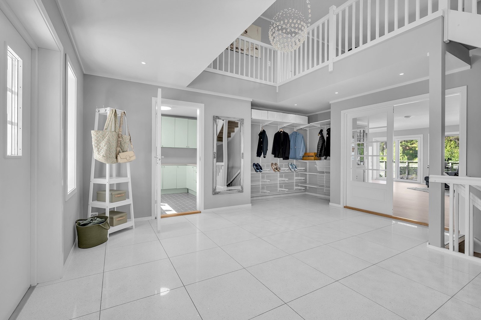 Praktfull entrè/hall med store 60*60 fliser med varmekabler i gulv. God garderobe løsning for yttertøyet og tilkomst til romslig vaskerom. Galleribilde