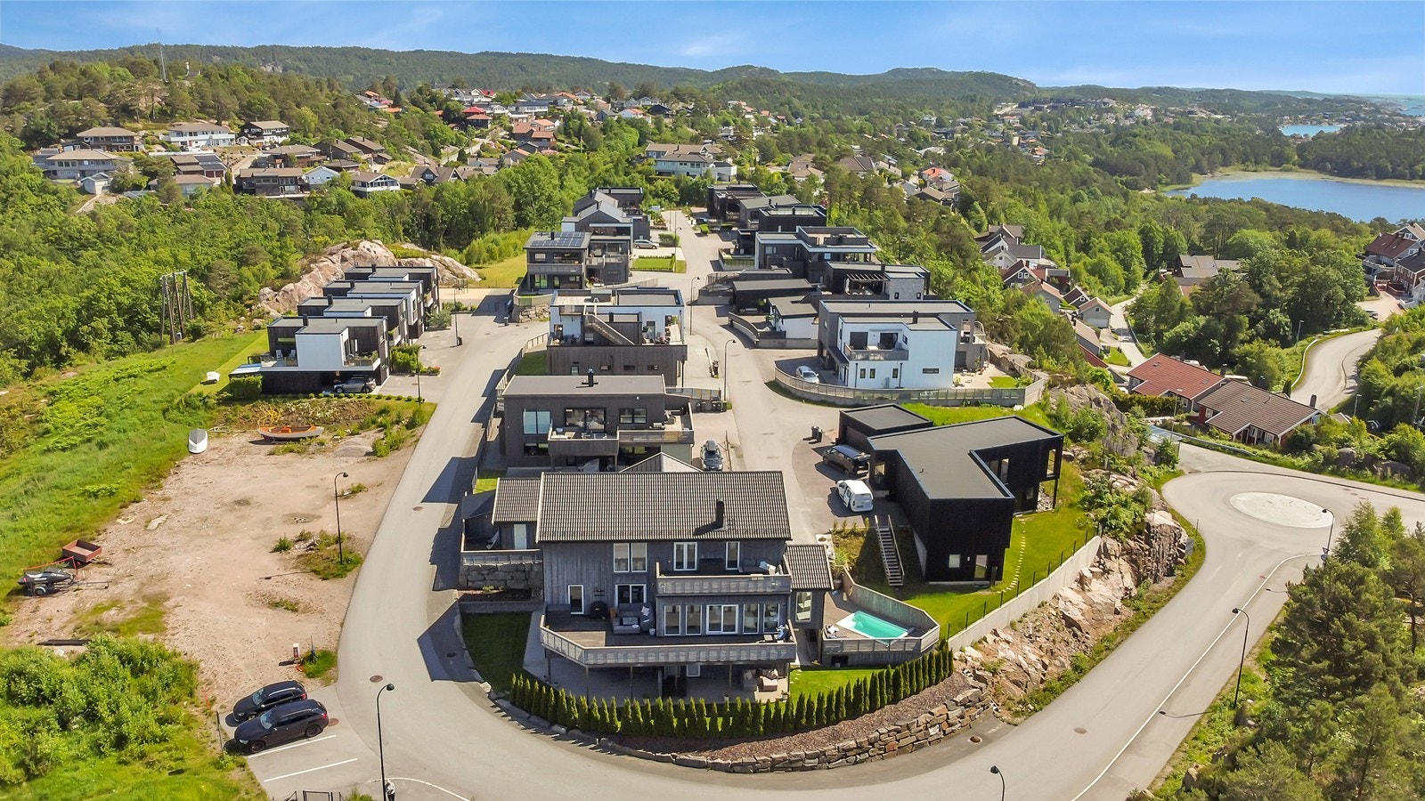 I denne spektakulære villaen bor man usjenert til innerst i blindvei uten gjennomgangstrafikk - perfekt for storfamilien! Galleribilde