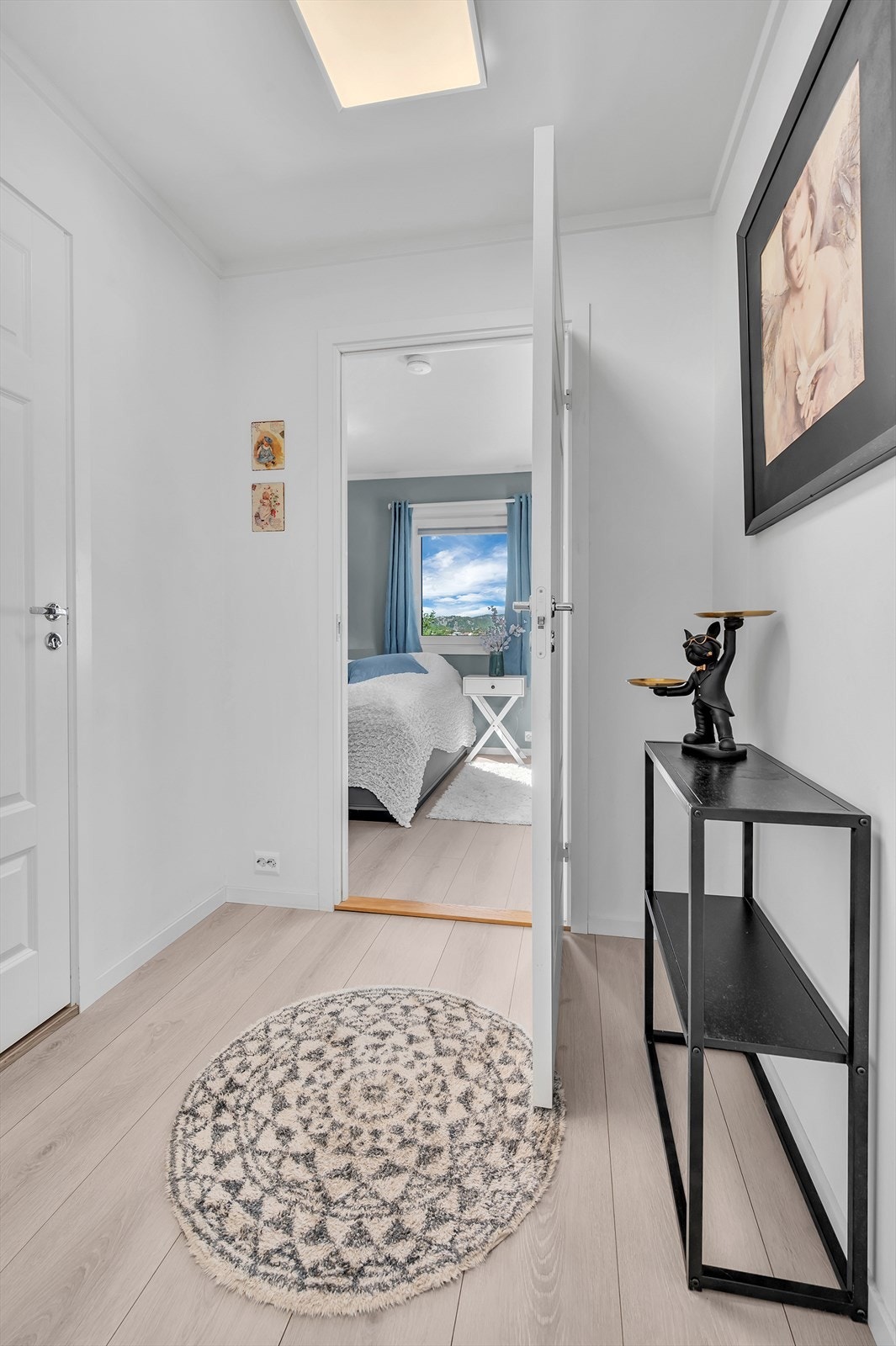 Vi er fortsatt i 1. etasje med gangen mot etasjens hovedsoverom og bad. Galleribilde
