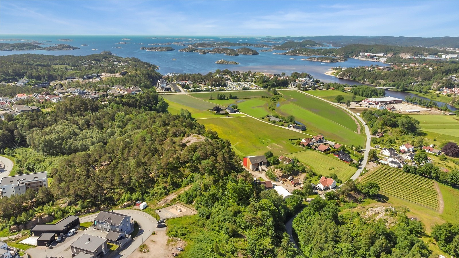 Her ser vi mot Åros med sine langgrunne strender. Videre til høyre er Høllen med båtliv og sin sørlandsidyll. Galleribilde