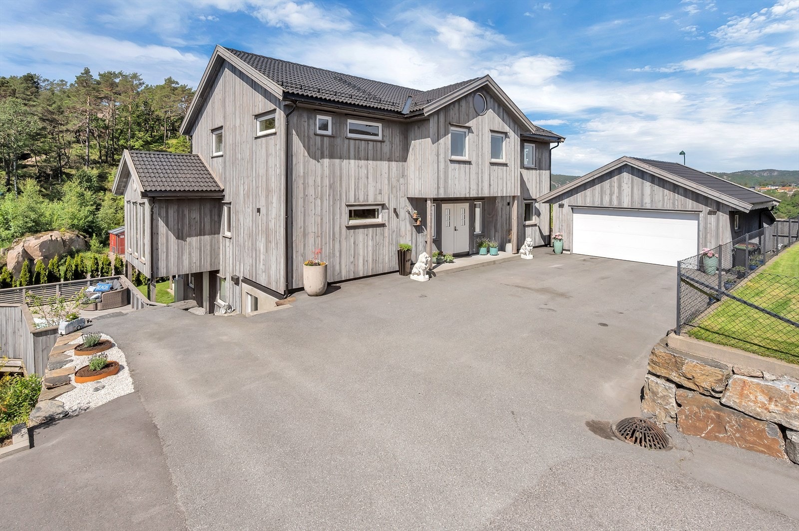 Passende nok til en stor villa som dette følger det med en stor gårdsplass med gode parkeringsmuligheter. Galleribilde