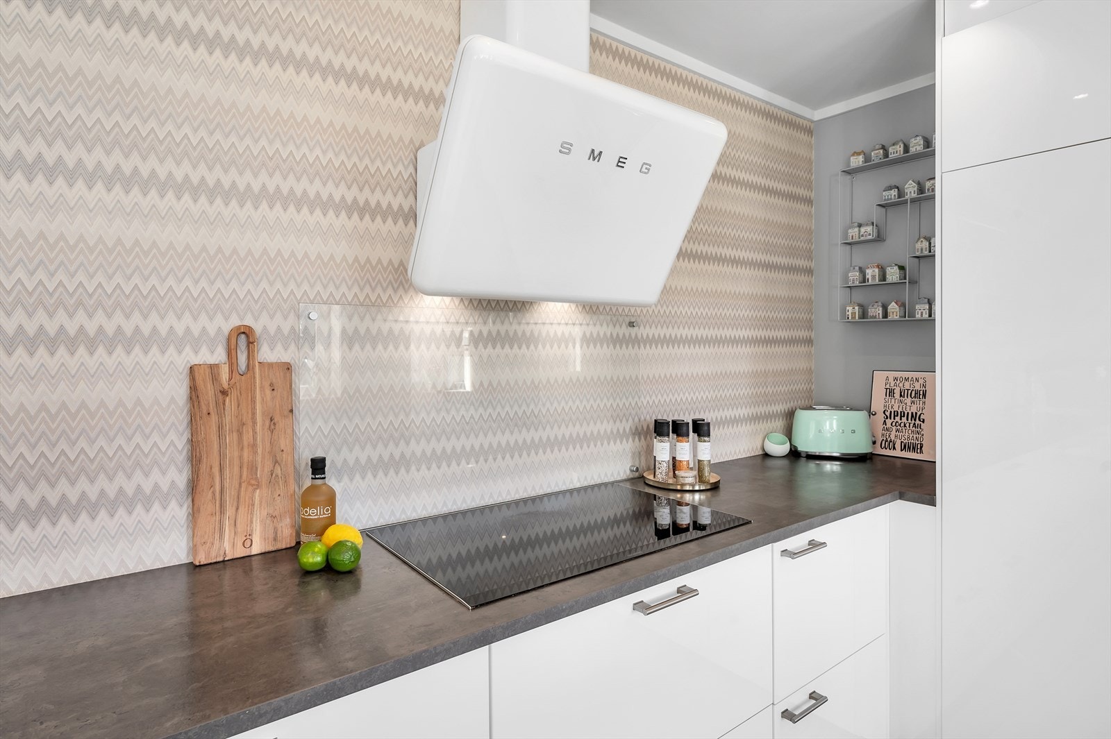 Koketopp med kjøkkenventilator med kullfilter. Galleribilde