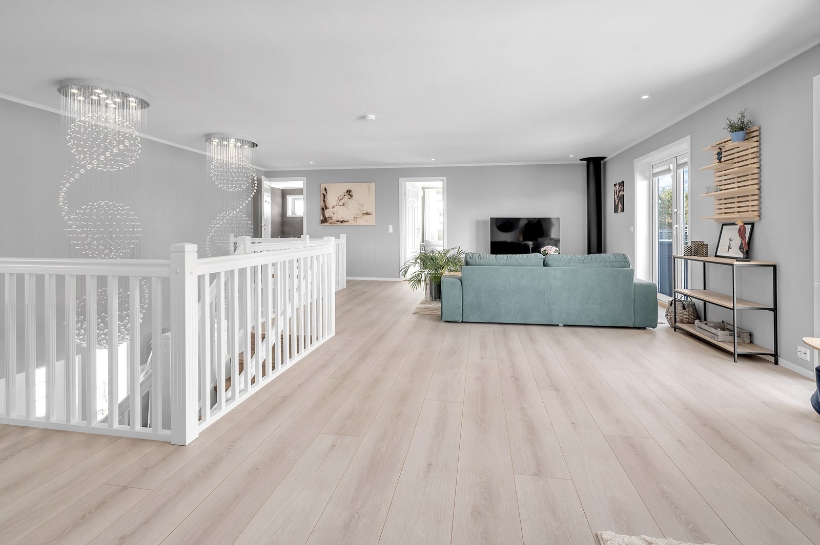 Vi var i soverommet rett frem og sjekker nå badet til venstre. Galleribilde