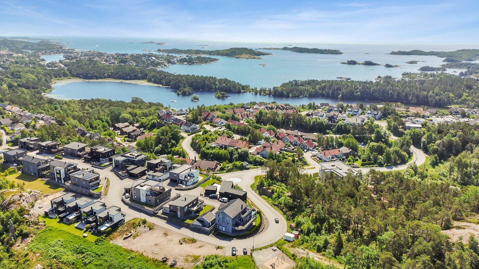 Kvernhusvannet skimtes før havgapet, midt i bildet med sine populære turløyper. Galleribilde