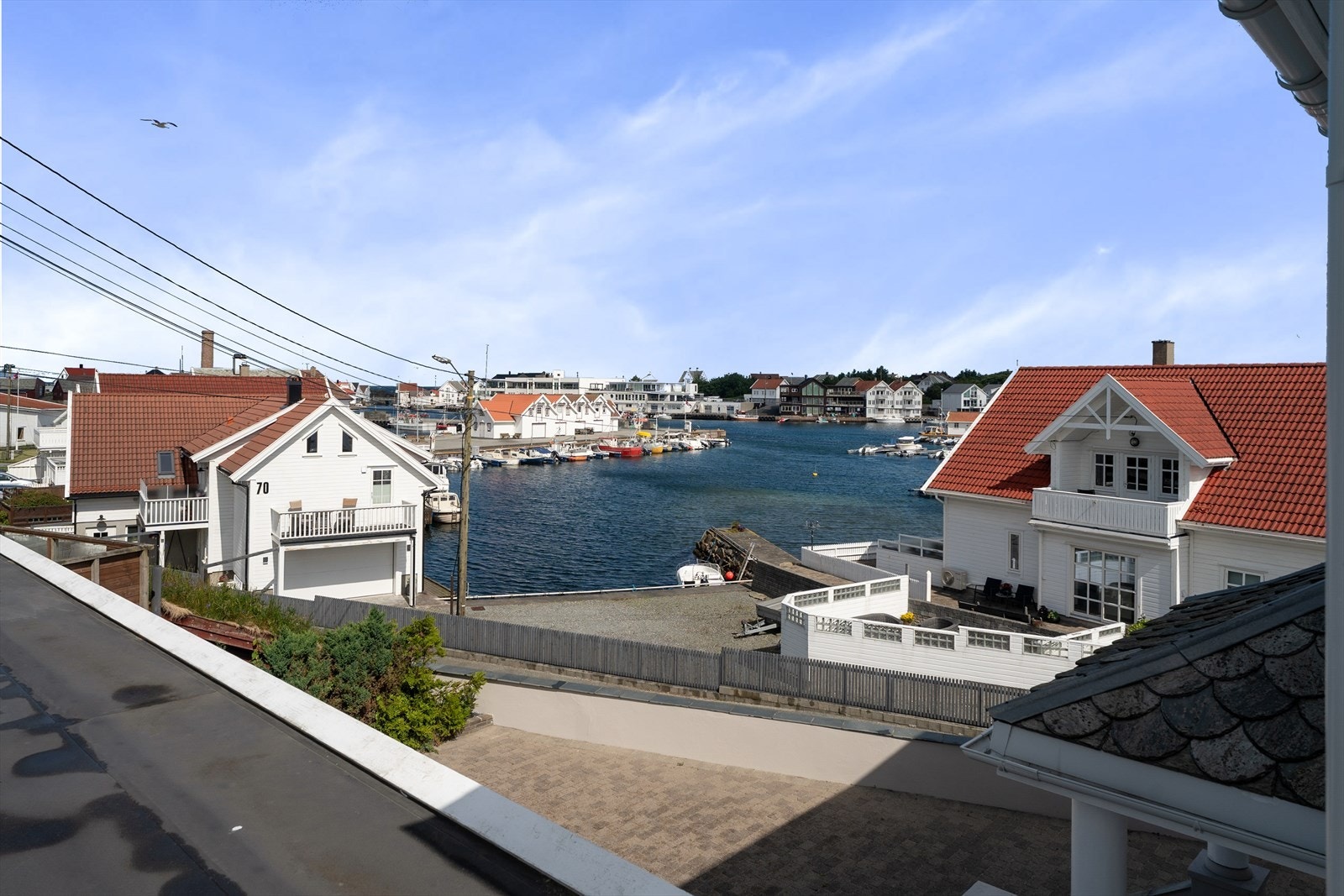 Flott utsikt over havnebassenget fra boligens uteplasser. Galleribilde