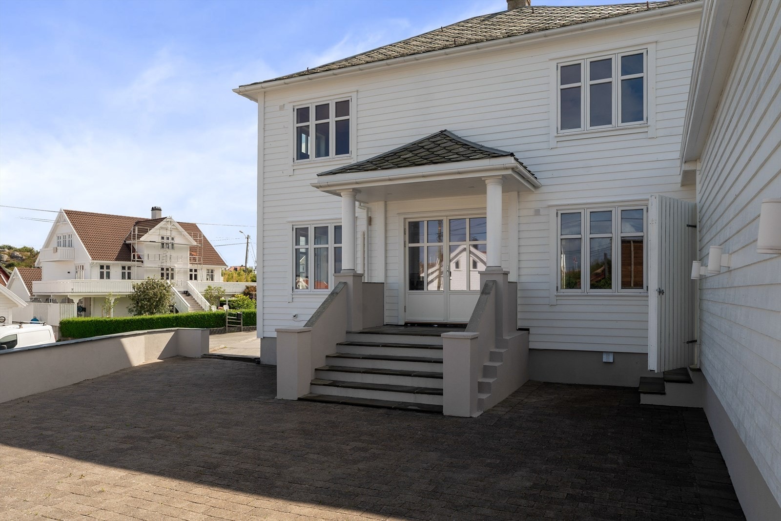 Tofløyet terrassedør og trapp i betong belagt med skifer. Galleribilde