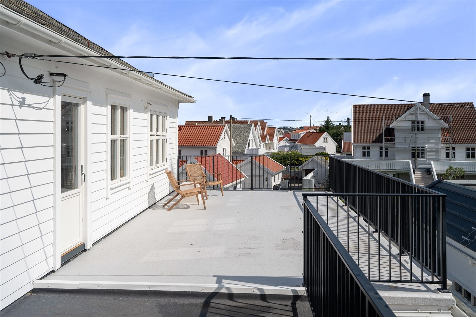 Stor balkong på 52 m² i andre etasje med nylig fornyet PVC-duk. Galleribilde
