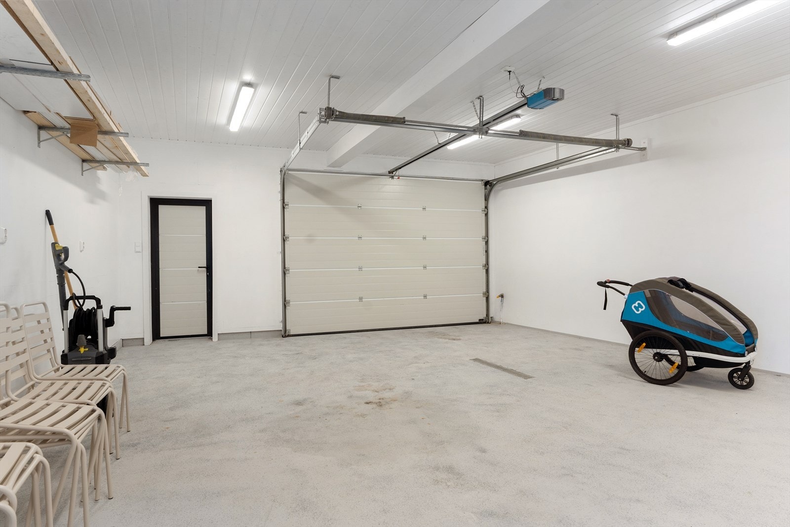 Garasjen er utstyrt med elektrisk leddport for enkel adkomst. Galleribilde