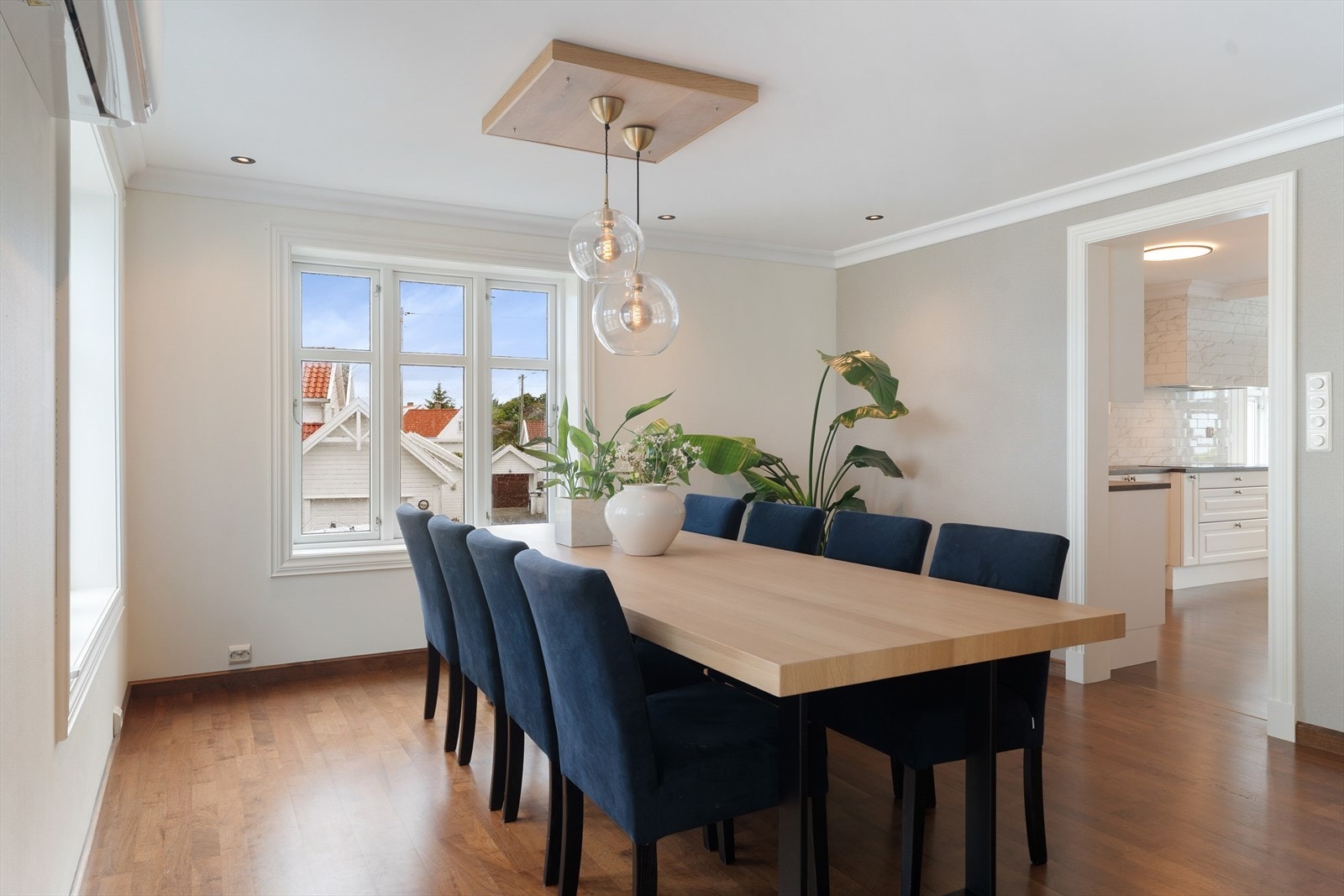 Spisestuen har god plass til langbord for større selskaper. Galleribilde