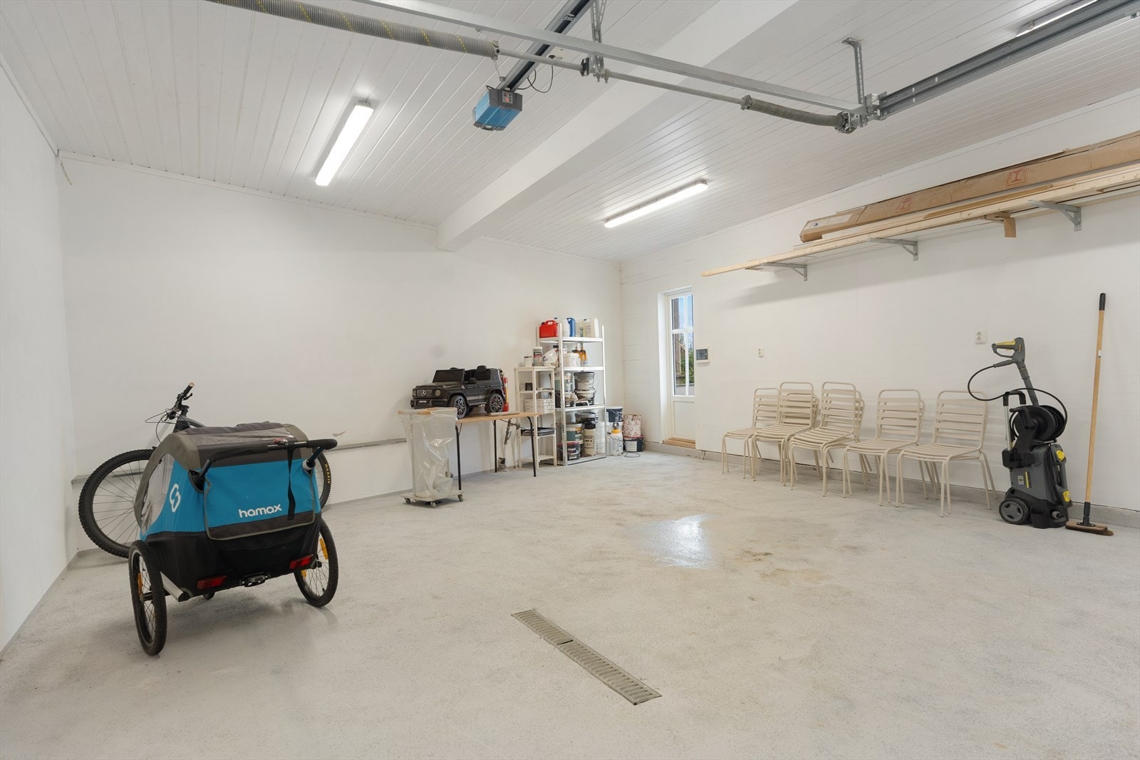 Romslig garasje fra 2014 med god plass til bil og oppbevaring. Galleribilde