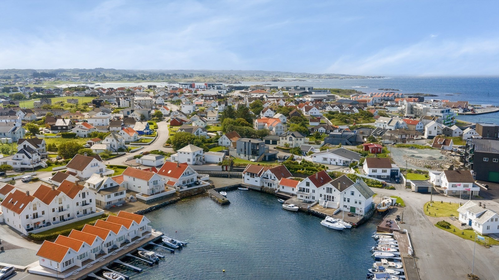Herfra er det kort vei til Åkrasanden, kåret til en av Norges flotteste strender. Galleribilde