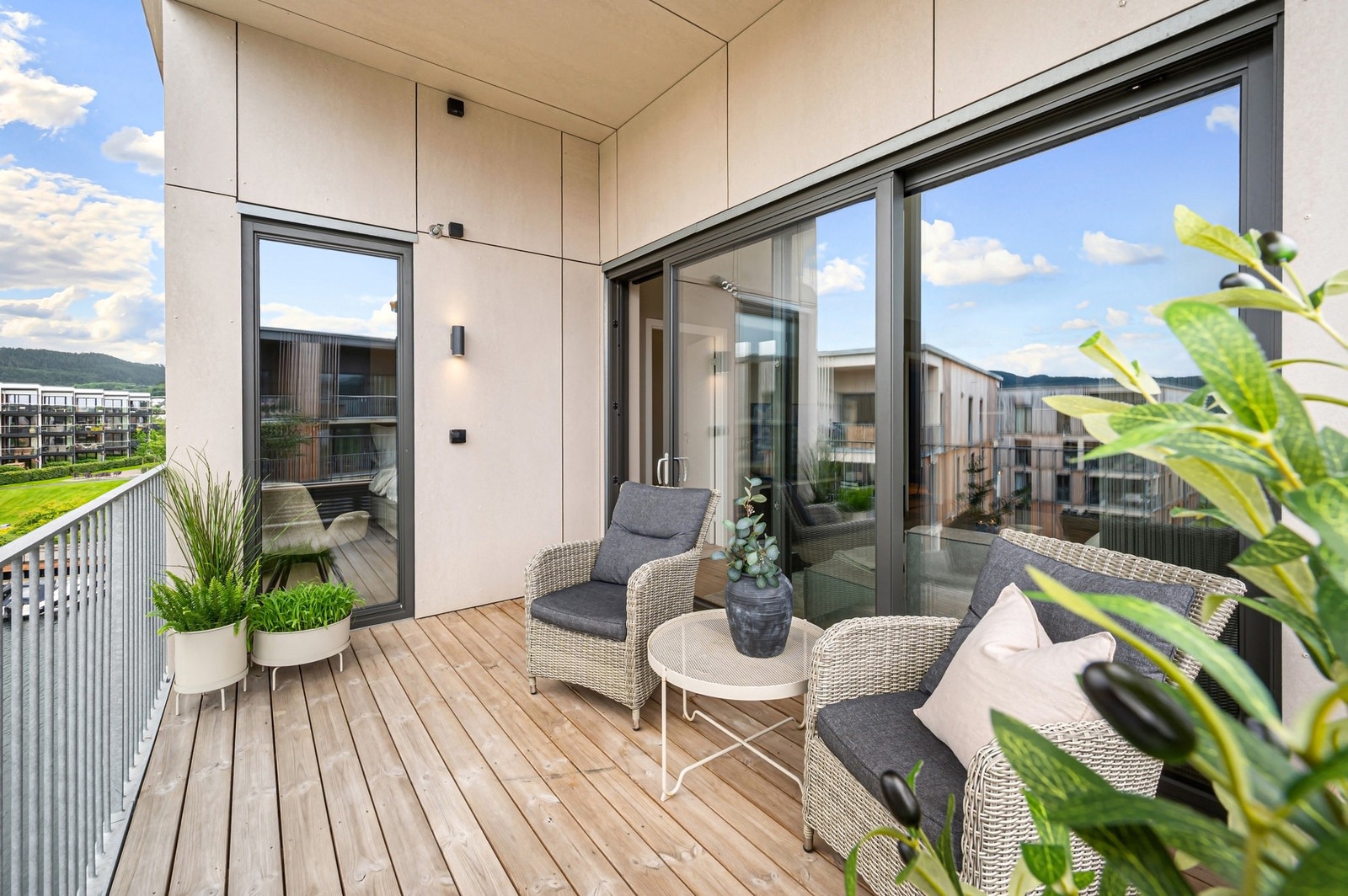 Balkongen har god plass til sittegruppe, og er ypperlig å benytte på sommerhalvåret. Galleribilde