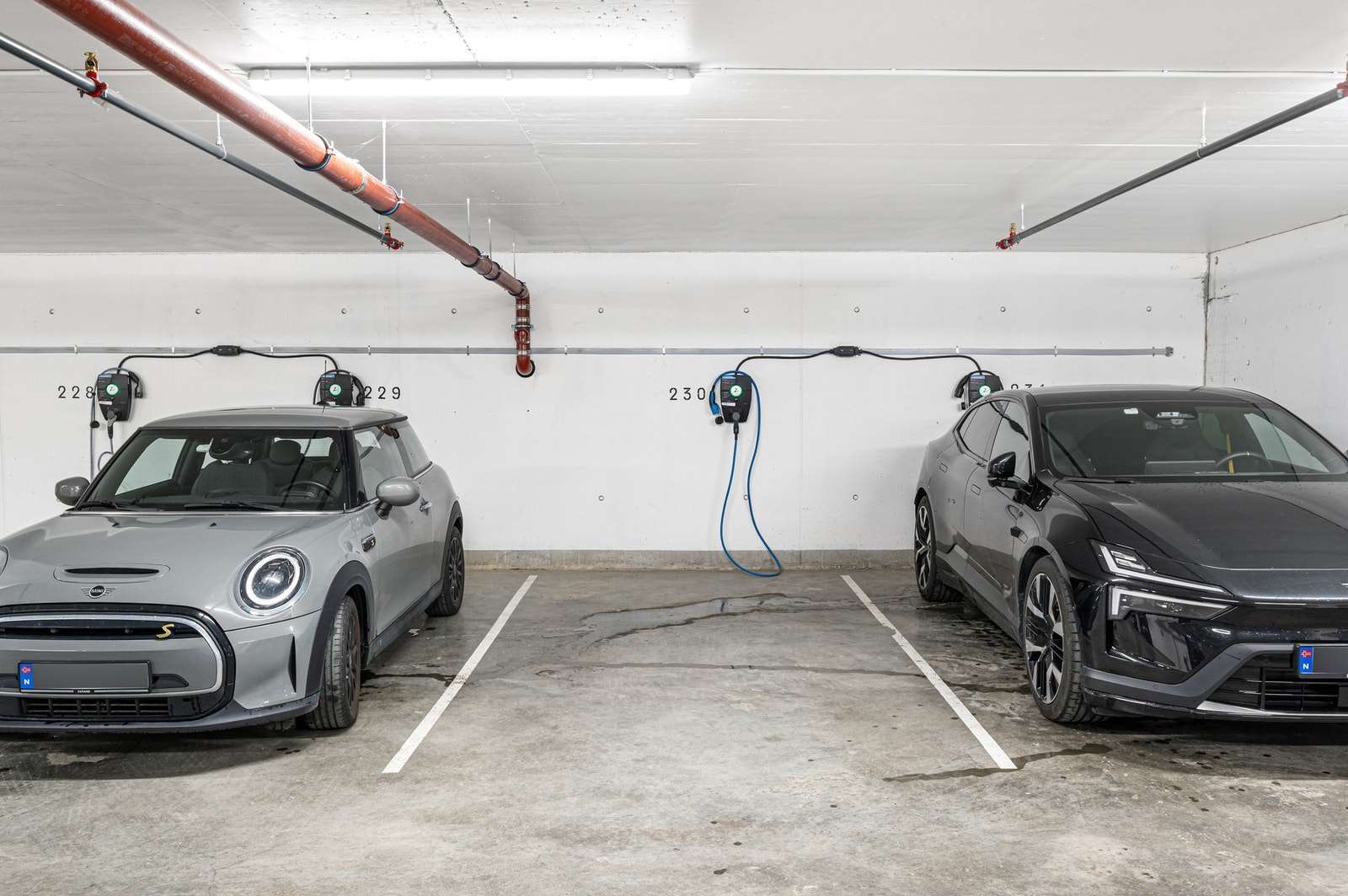 Leiligheten har parkeringsplass med elbillader. Galleribilde