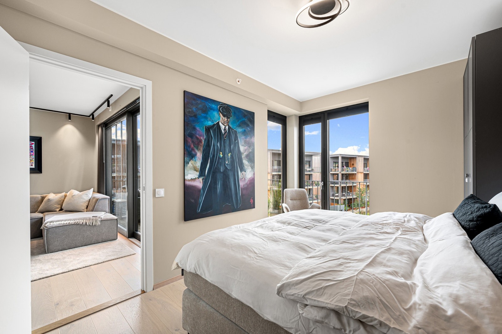 Her får du god plass til stor seng og garderobeskap. Galleribilde