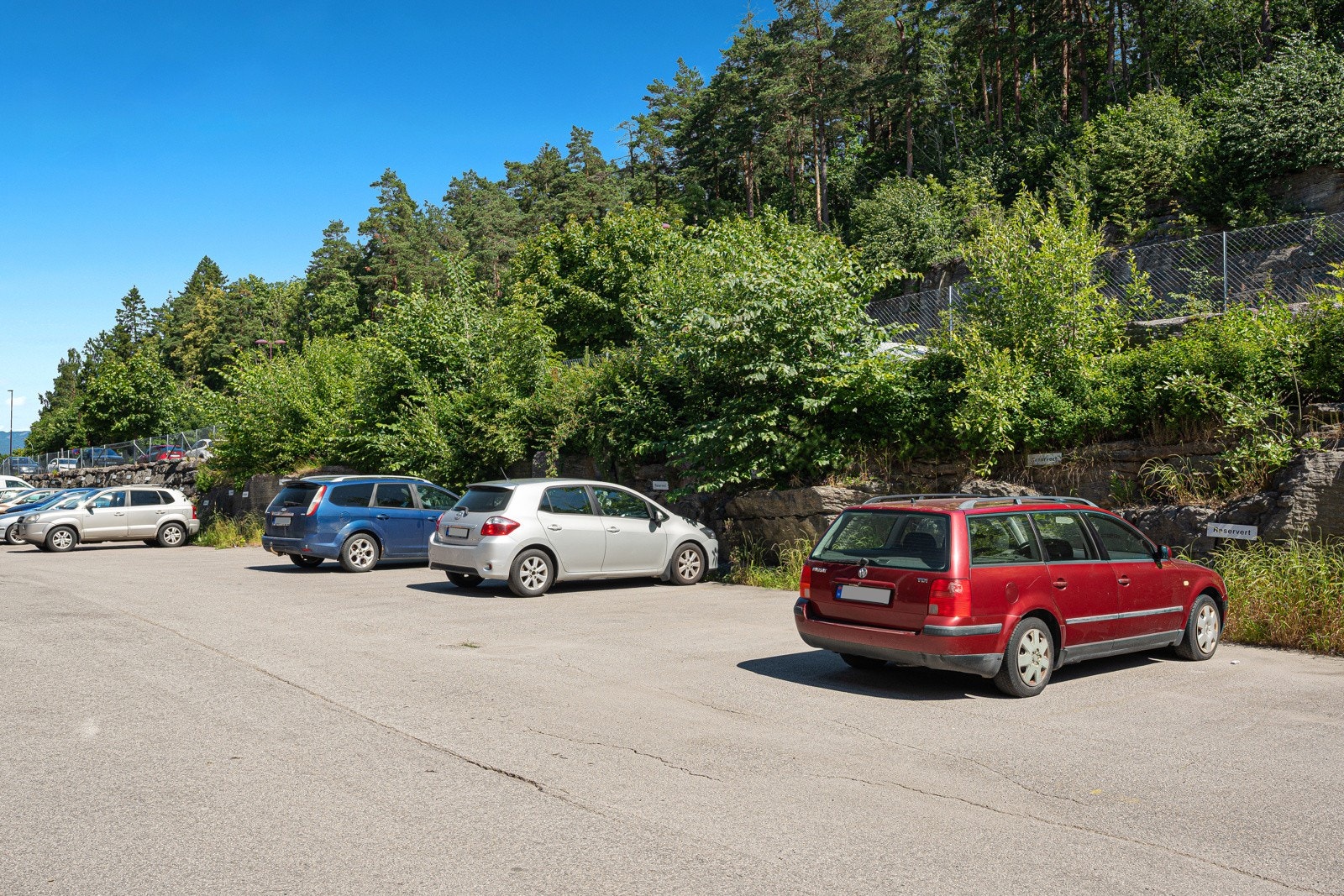 Borettslaget har flere biloppstilingsplasser rett utenfor Galleribilde