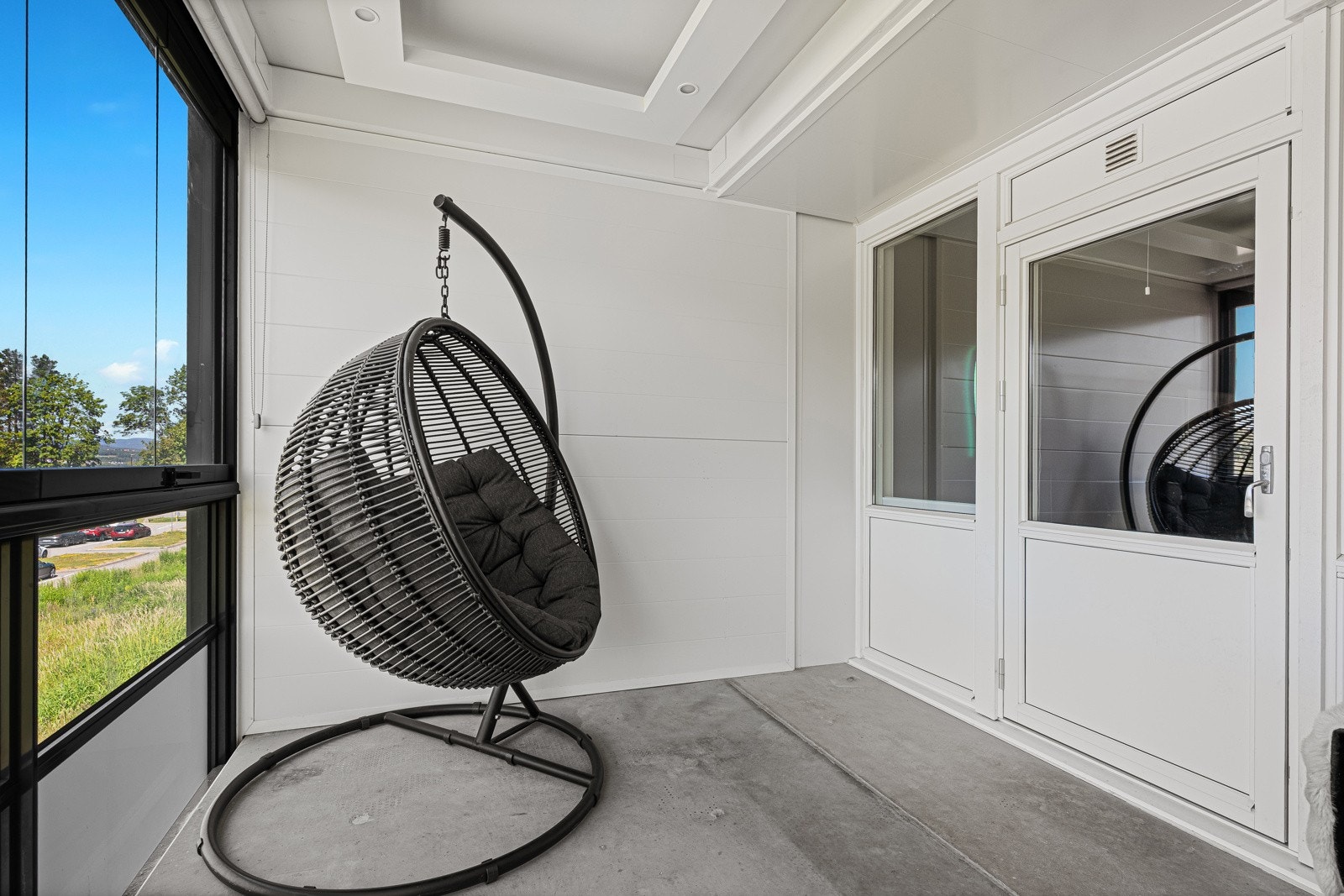 Godt med plass til hagemøblement, grill, urtekasser, planter eller hva man måtte ønske seg Galleribilde