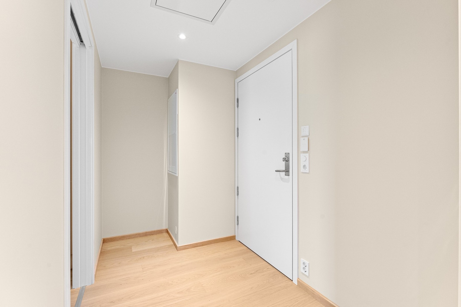 Innbydende entré med god plass til oppbevaring av yttertøy og sko. Galleribilde