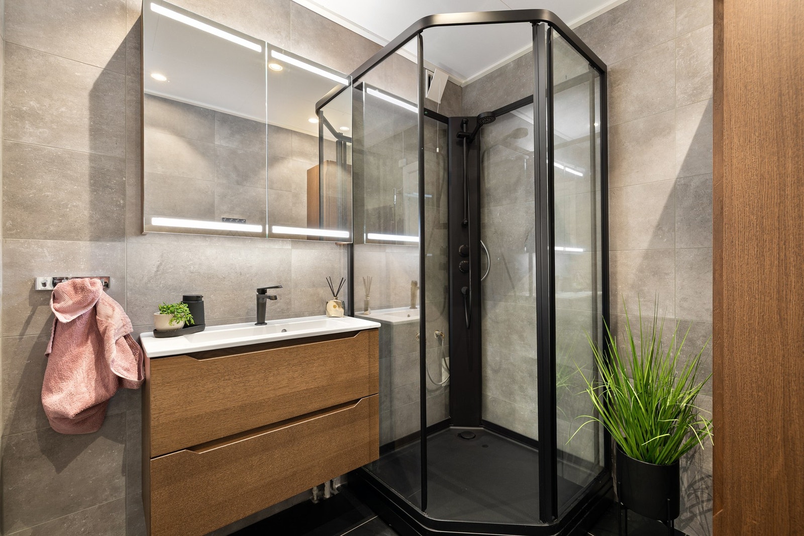 Badet har en stilren innredning med gode oppbevaringsløsninger og et moderne uttrykk. Galleribilde