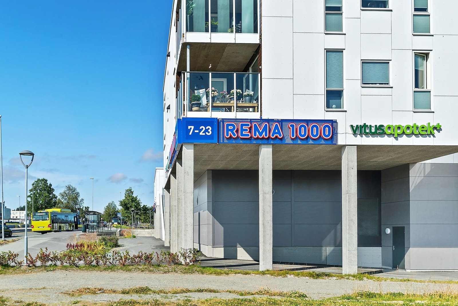 Nærbutikk på Hallset hage hvor du også finner apotek og postkontor. De kommer også en ny dagligvarebutikk og treningssenter på Varden. Galleribilde