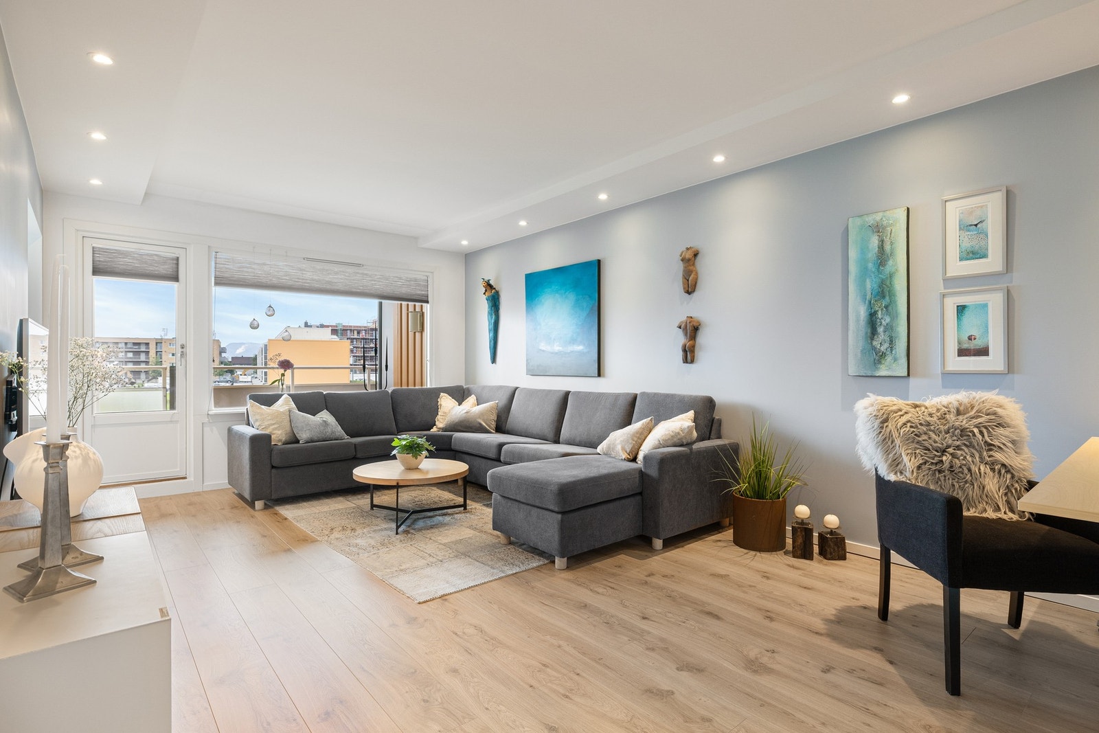 En lys og innbydende 3-roms leilighet med en gjennomført og trivelig atmosfære. Galleribilde