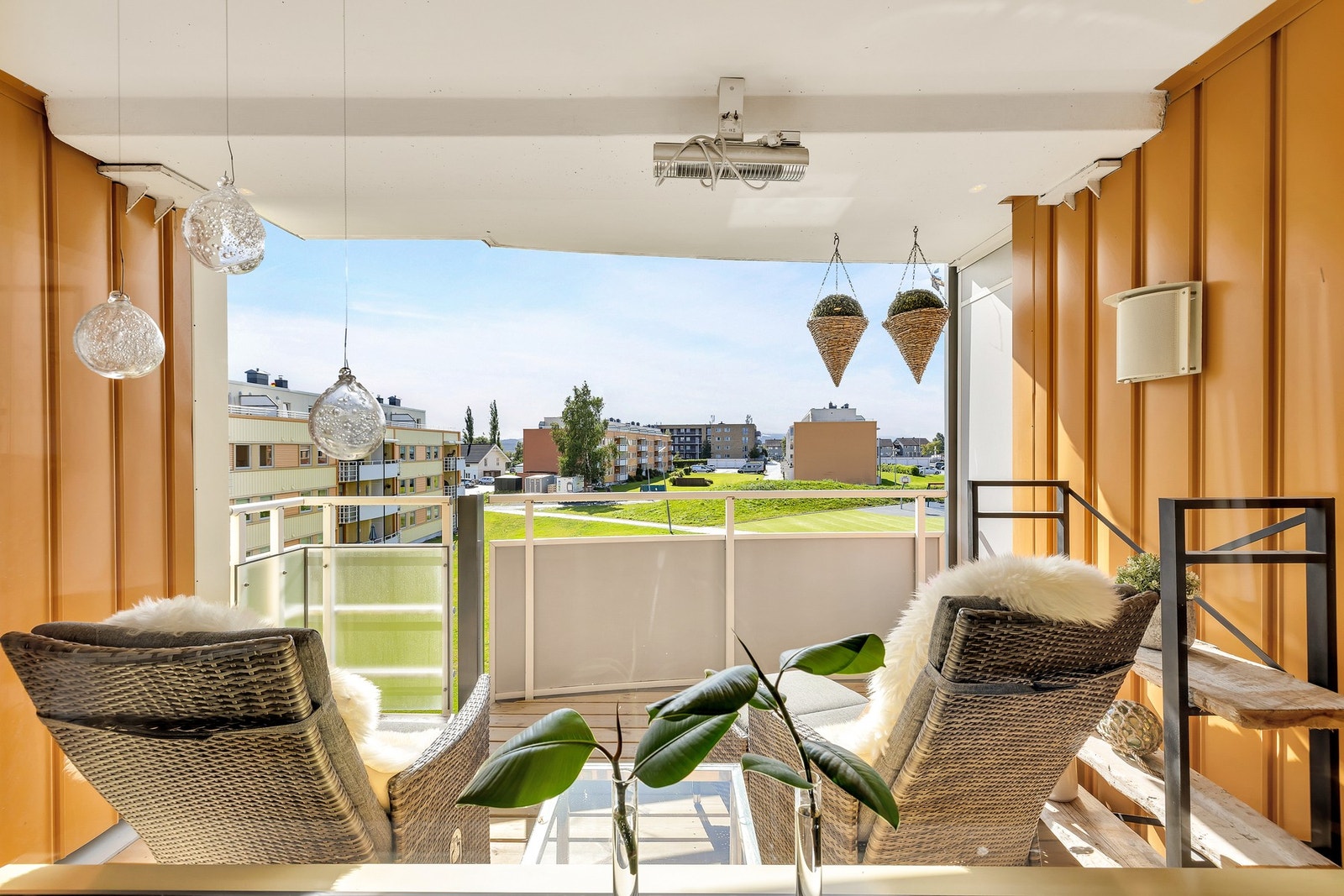 Den overbygde balkongen gir en lun uteplass som kan nytes gjennom store deler av året. Varmelampe i tak. Galleribilde
