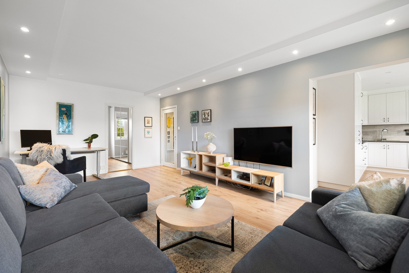 Leiligheten fremstår lys, harmonisk og moderne med en gjennomgående god standard. Galleribilde