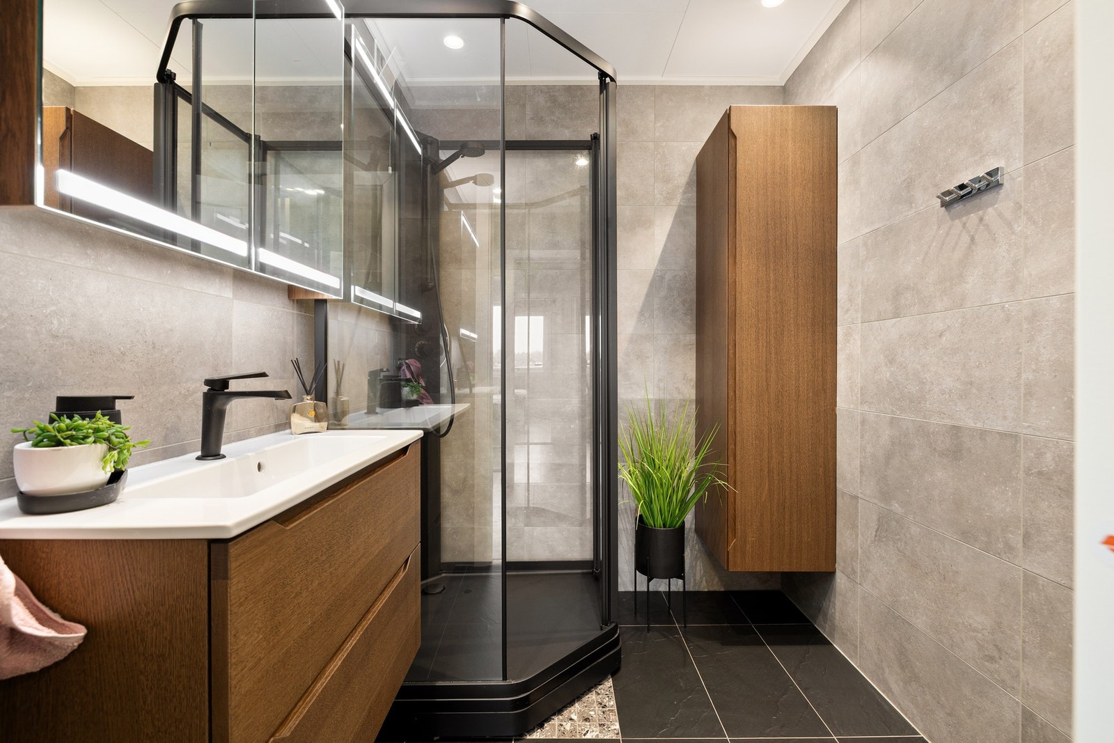 Badet er nyoppusset med moderne innredning, flislagte overflater og varmekabler i gulvet. Membran, sluk, baderomsinnredning og el ble oppgradert i 2025. Galleribilde