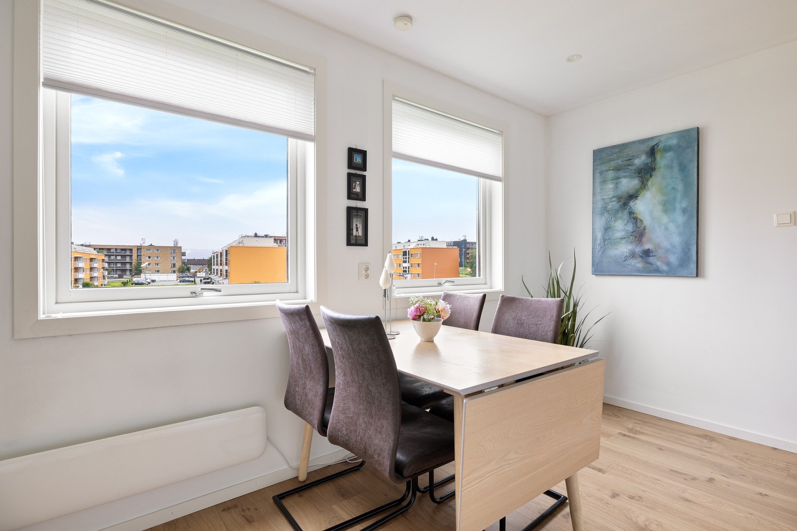 Det er god plass til et spisebord av god størrelse på kjøkkenet. Galleribilde