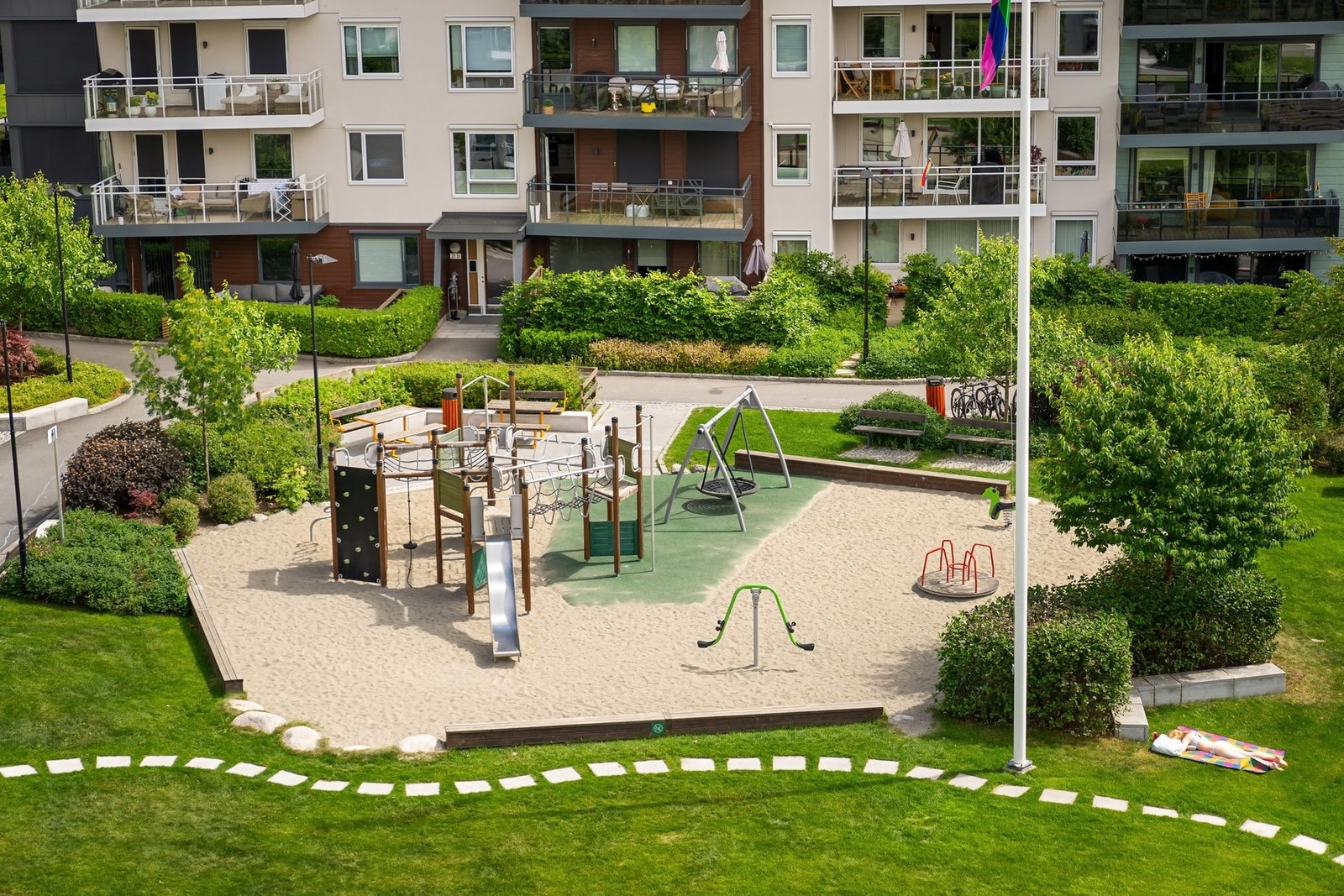 Det er også lekeplass, plen og sittergrupper. Galleribilde