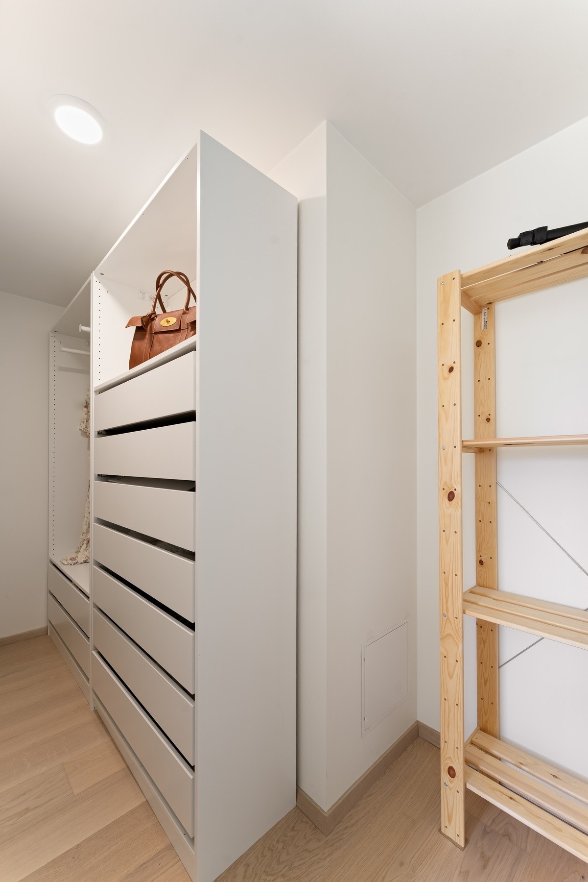 Bak de praktiske skyvedørene finner du en romslig walk-in som er innredet med PAX-garderobeløsning fra IKEA. Galleribilde