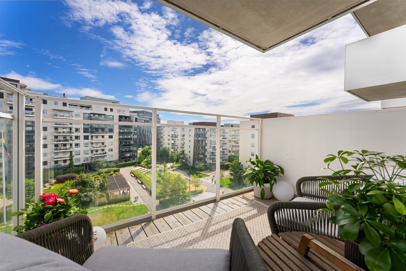 Fra stuen er det utgang til en hyggelig balkong på ca. 6 m², herfra har du trivelig utsikt over det hyggelige fellesområdet. Galleribilde