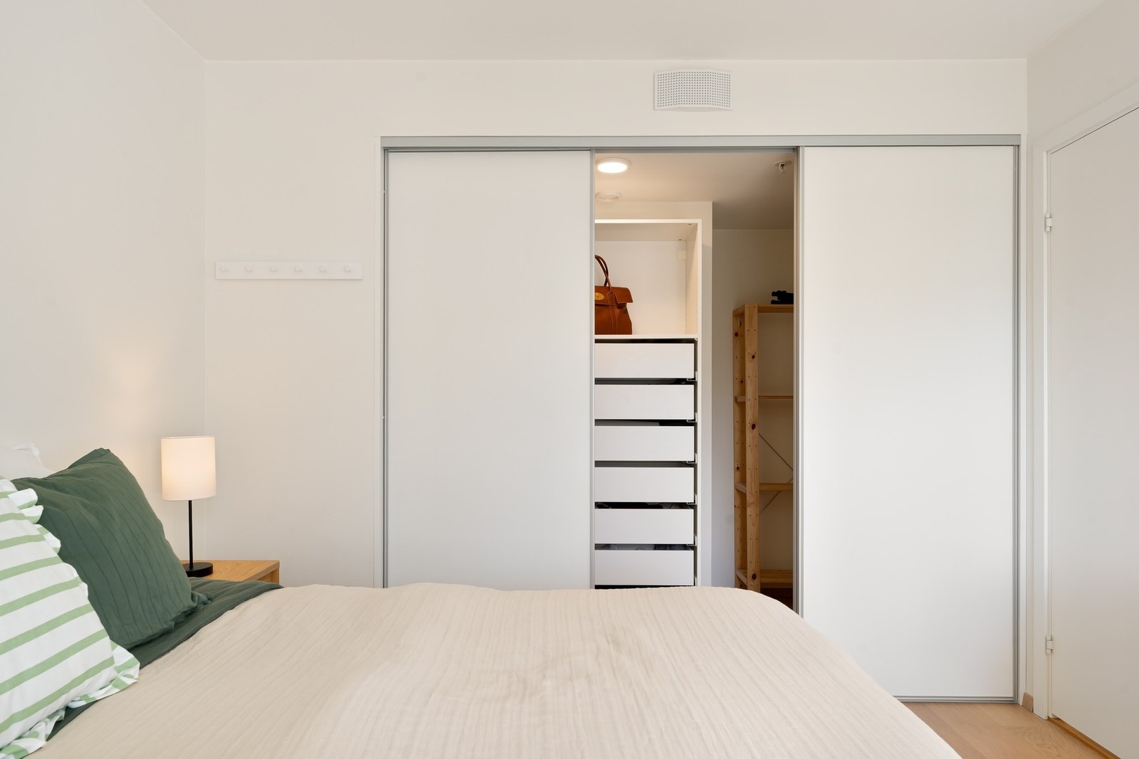 Det er også gode oppbevaringsmuligheter i walk-in garderobe. Galleribilde