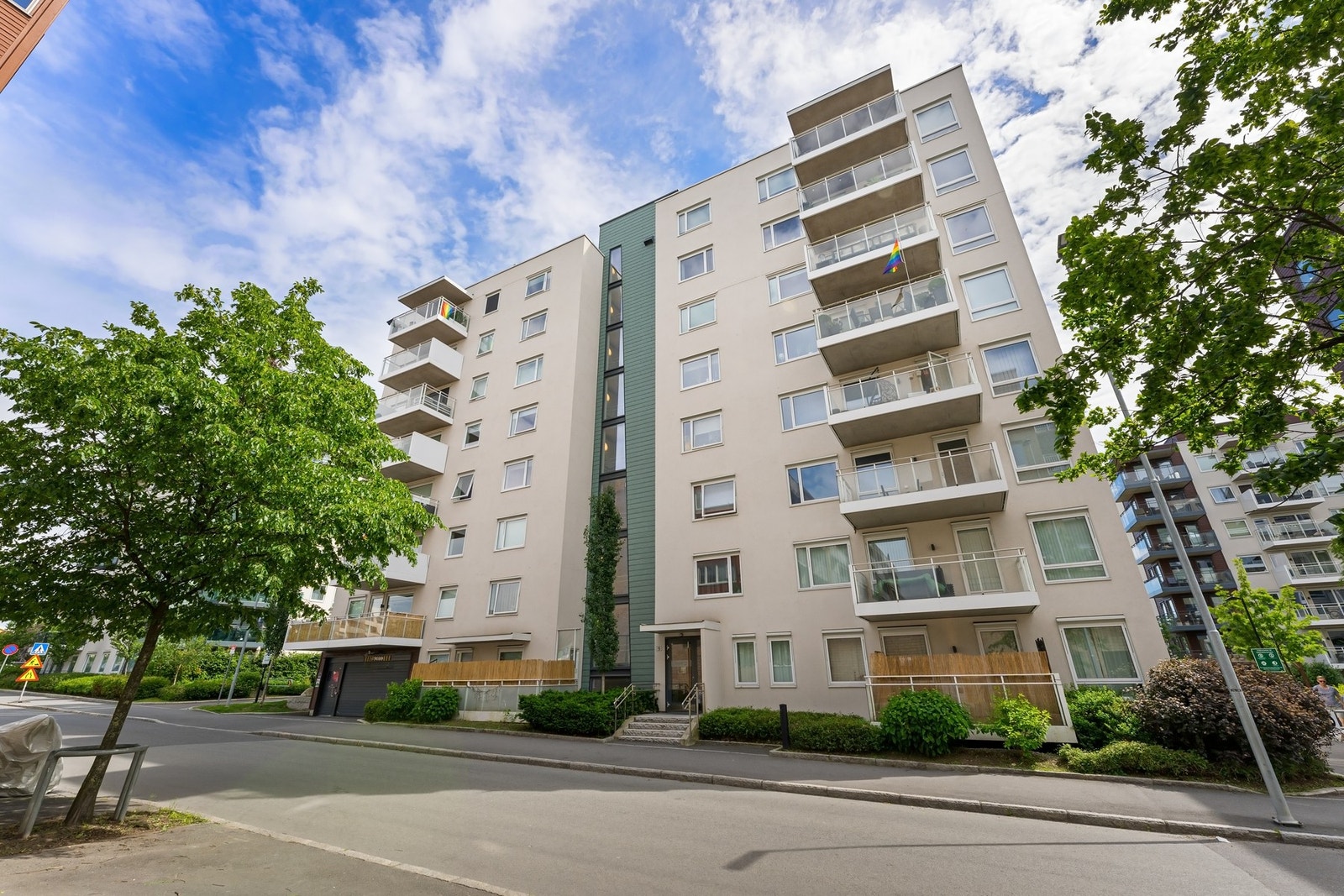 Kort gangavstand til servicetilbud og både Løren og Økern T-banestasjon, innen ca. 500 meter. Galleribilde