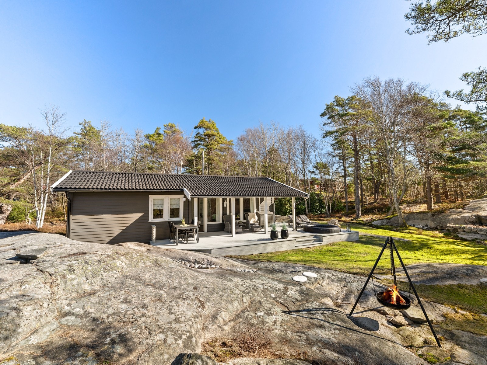 Hytta ligger fint plassert på tomten, omkranset av natur og fundamentert på fjell. Galleribilde