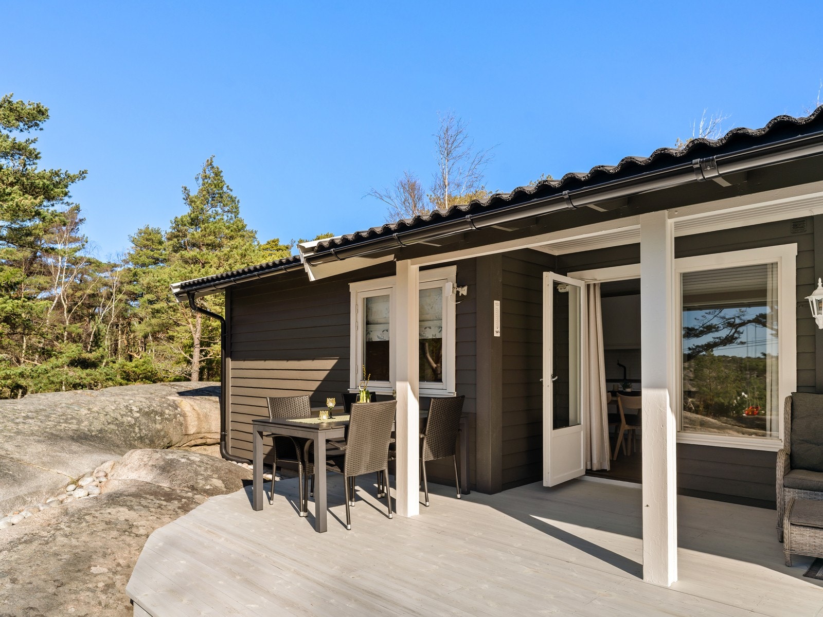 Terrassen er bygget i trekonstruksjon med terrassebord. Takrenner og nedløp ble skiftet i 2021. Galleribilde